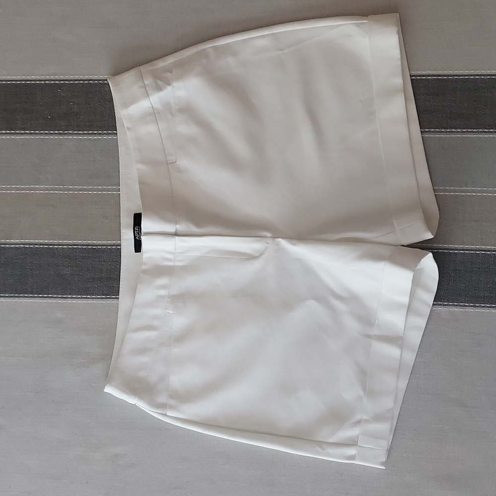 Apt. 9 White Tailored Women's Shorts